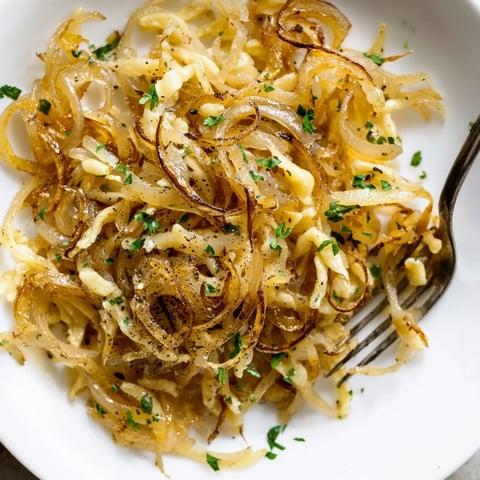 Zartes Spaetzle-Rezept mit karamellisierten Zwiebeln und einem Hauch Butter.