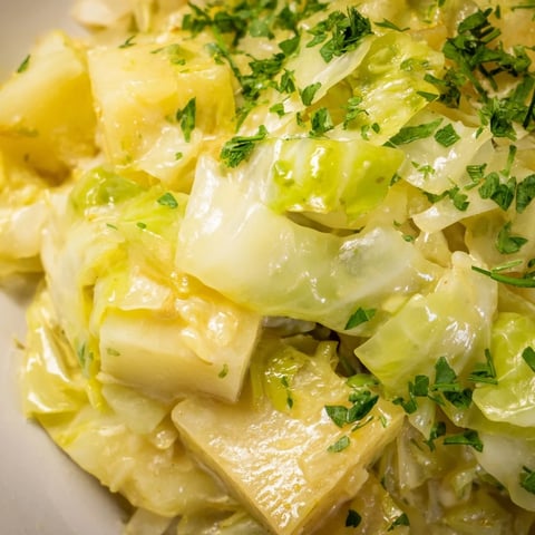 Cremiger Kohl mit Kartoffeln, ideal für herzhafte Beilagen zu Fleischgerichten.  