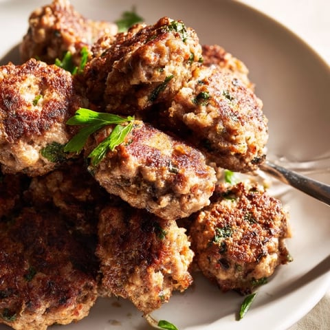 Saftige Frikadellen, goldbraun gebraten mit frischem Brot und Kräutern.