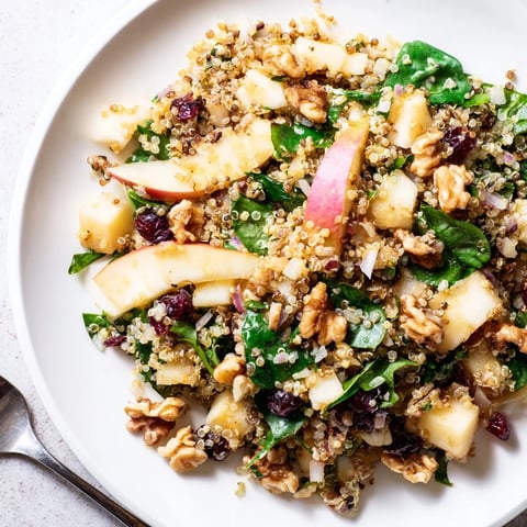 Warmes Quinoa-Salat-Rezept mit knackigen Äpfeln und gerösteten Walnüssen.